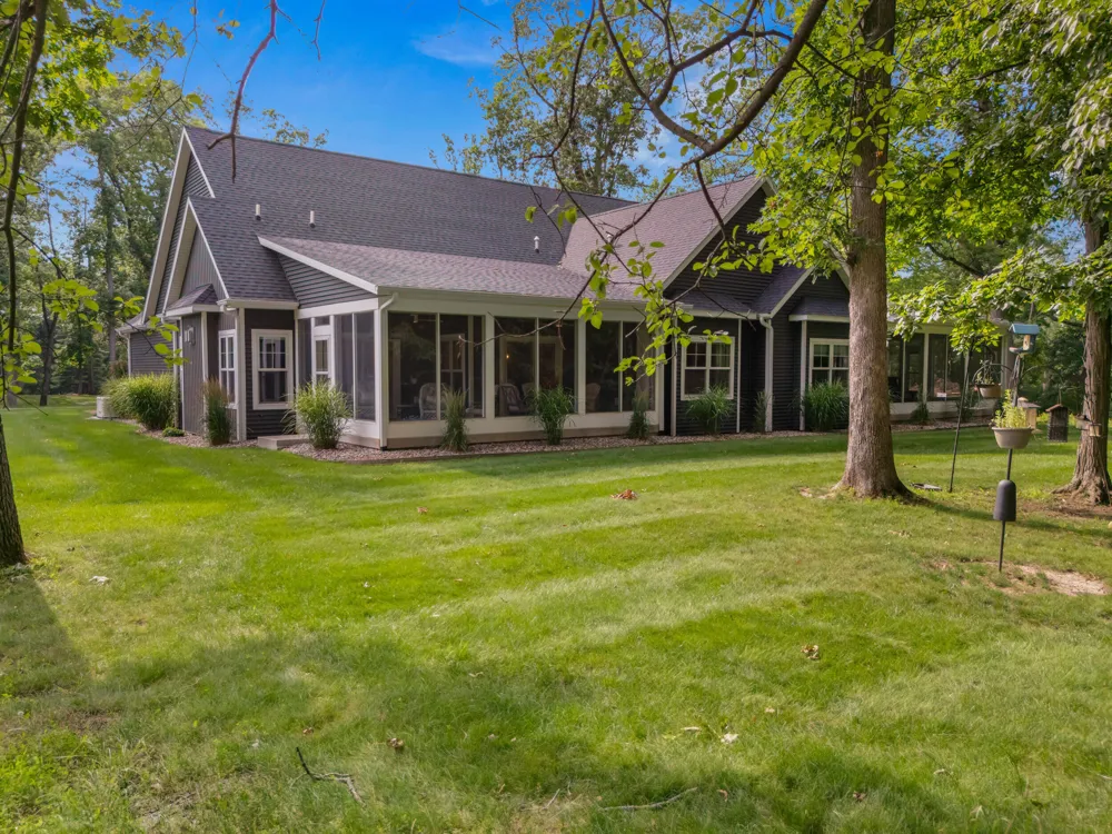1222 Lochaven Circle Hillsdale, MI 49242