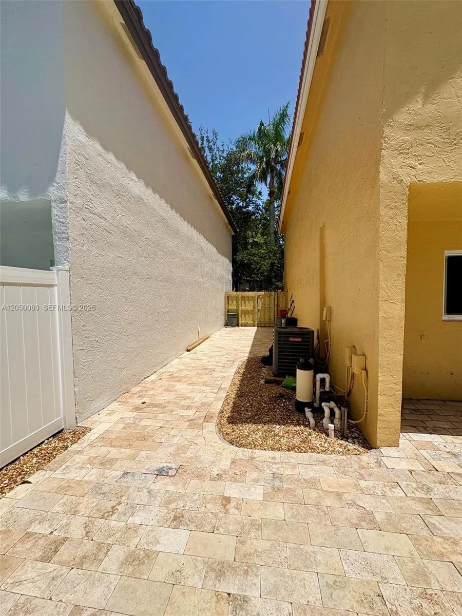 9833 NW 5th Ct Plantation, FL 33324