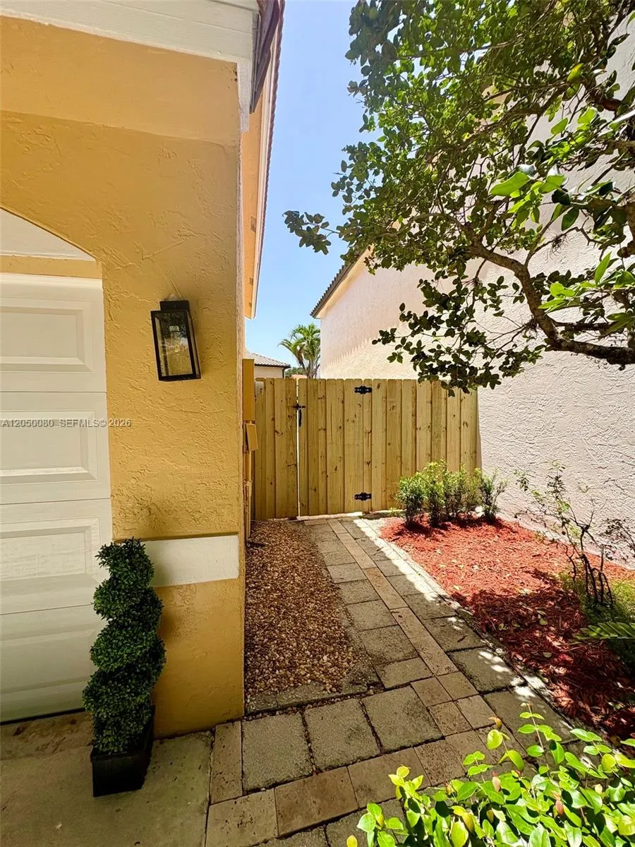 9833 NW 5th Ct Plantation, FL 33324