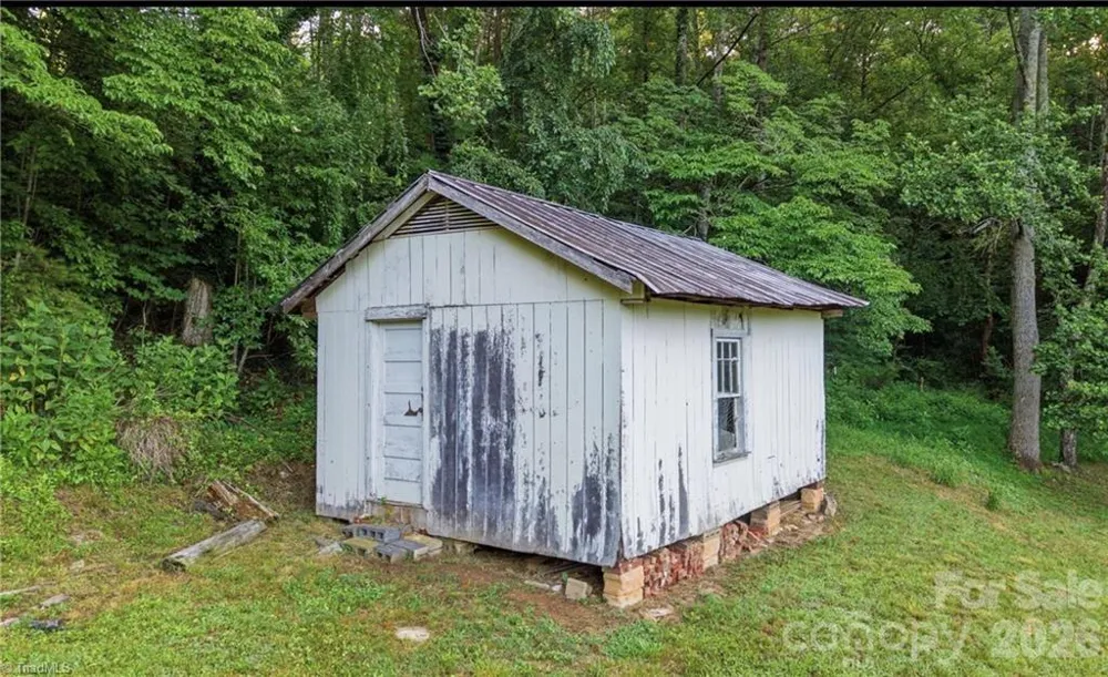 11526 US Highway 421 Purlear, NC 28665