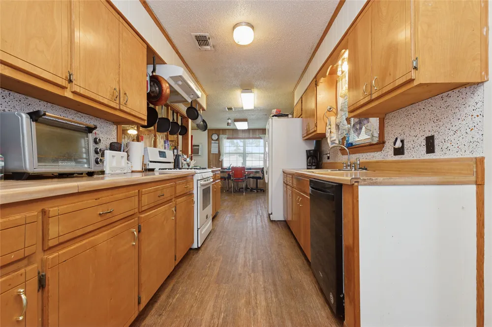 180 County Road 4255 De Kalb, TX 75559