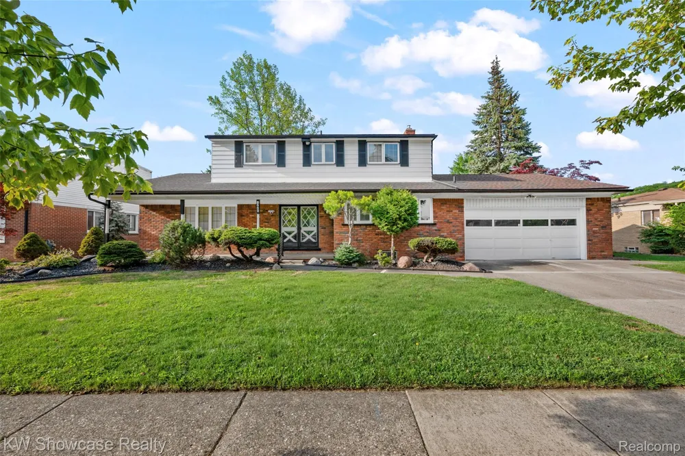 8362 Sunburst Center Line City, MI 48015