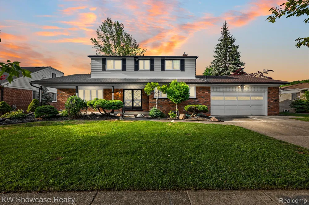 8362 Sunburst Center Line City, MI 48015