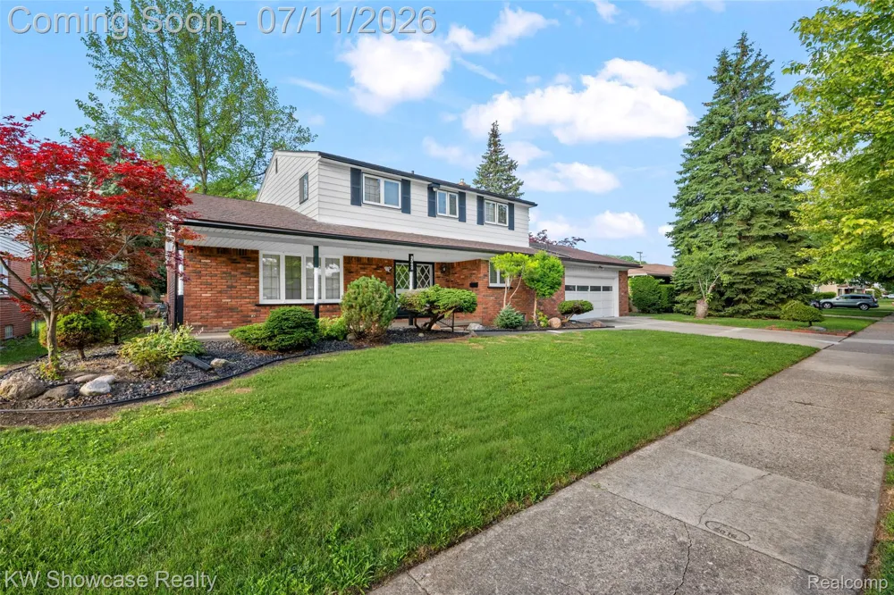 8362 Sunburst Center Line City, MI 48015