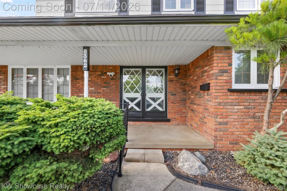 8362 Sunburst Center Line City, MI 48015