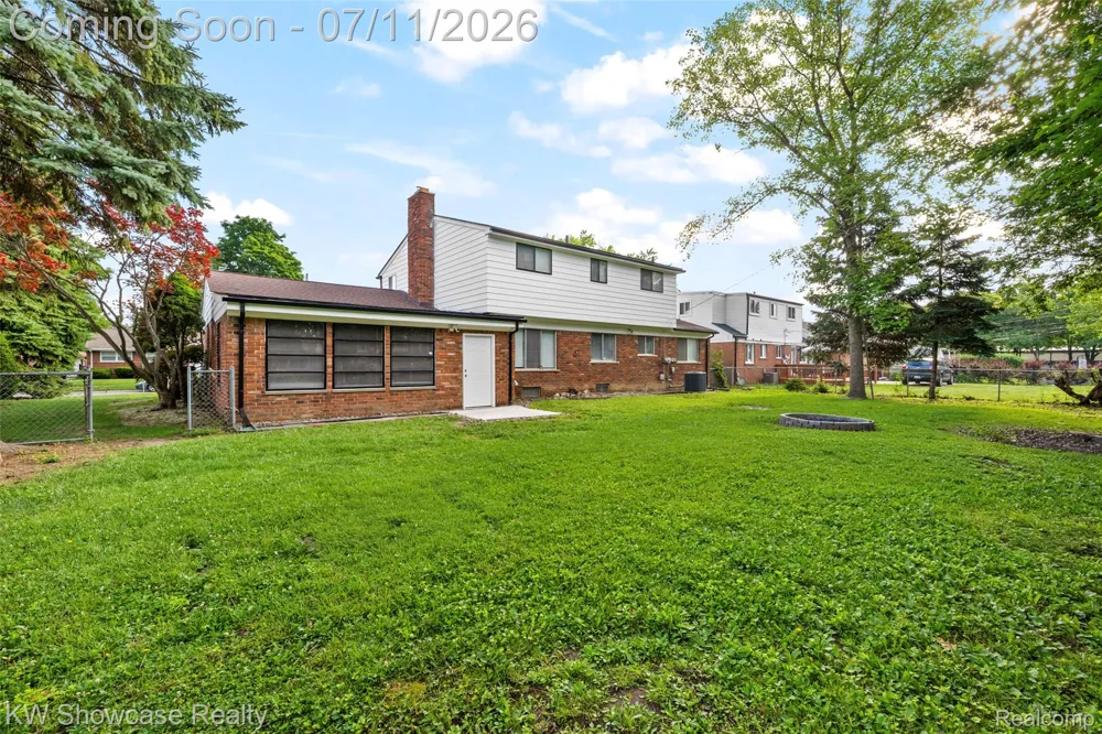 8362 Sunburst Center Line City, MI 48015
