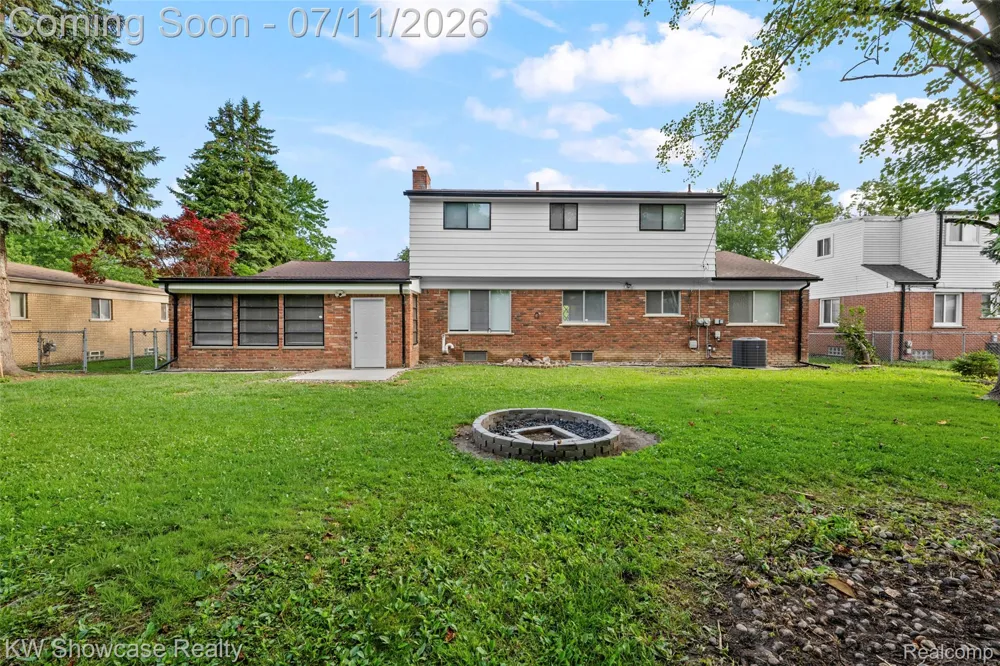 8362 Sunburst Center Line City, MI 48015