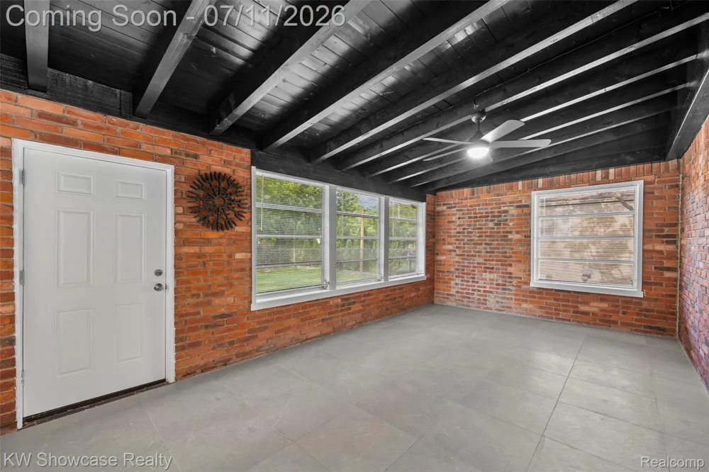 8362 Sunburst Center Line City, MI 48015