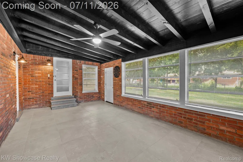 8362 Sunburst Center Line City, MI 48015