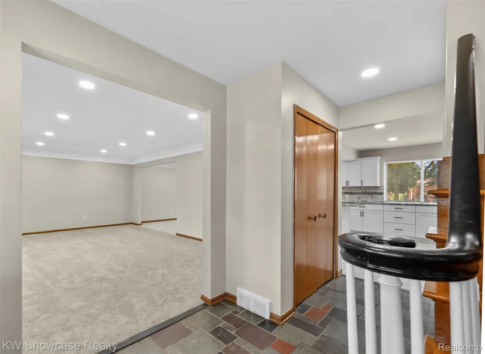 8362 Sunburst Center Line City, MI 48015