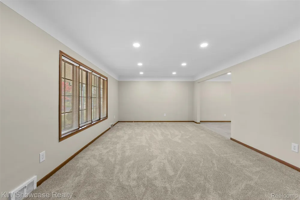 8362 Sunburst Center Line City, MI 48015