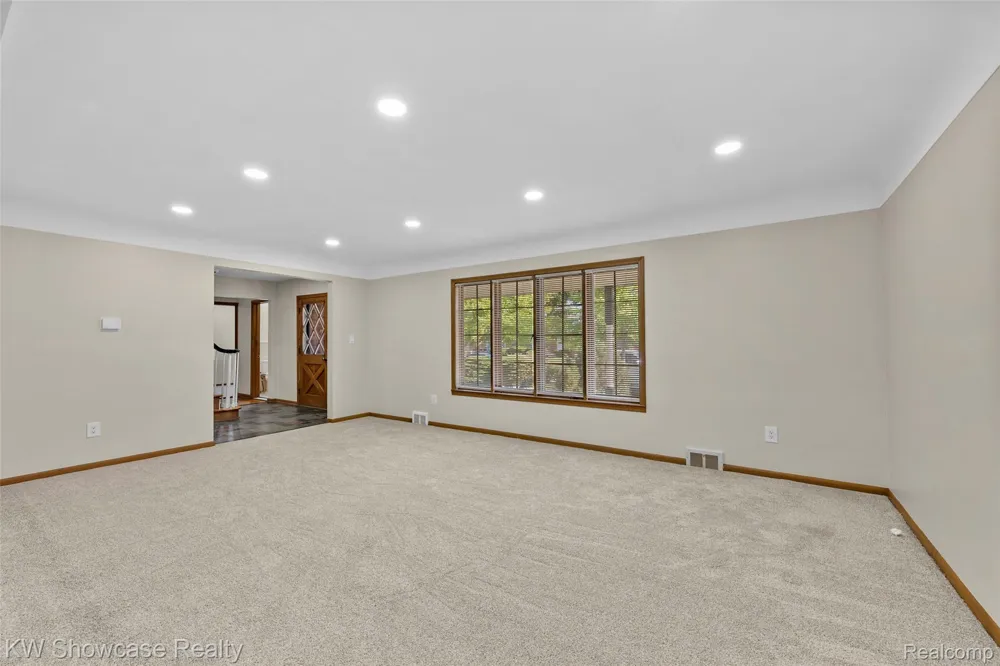 8362 Sunburst Center Line City, MI 48015
