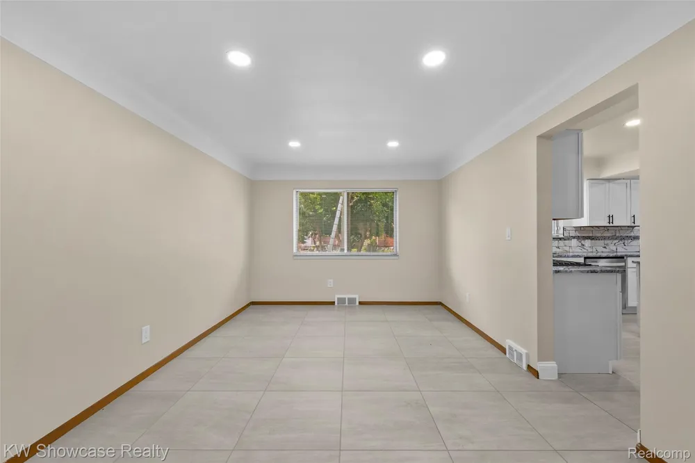 8362 Sunburst Center Line City, MI 48015