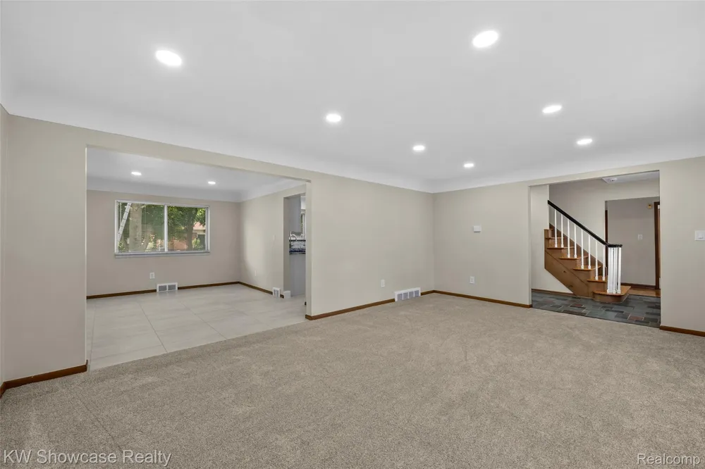8362 Sunburst Center Line City, MI 48015