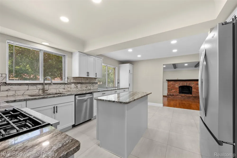 8362 Sunburst Center Line City, MI 48015