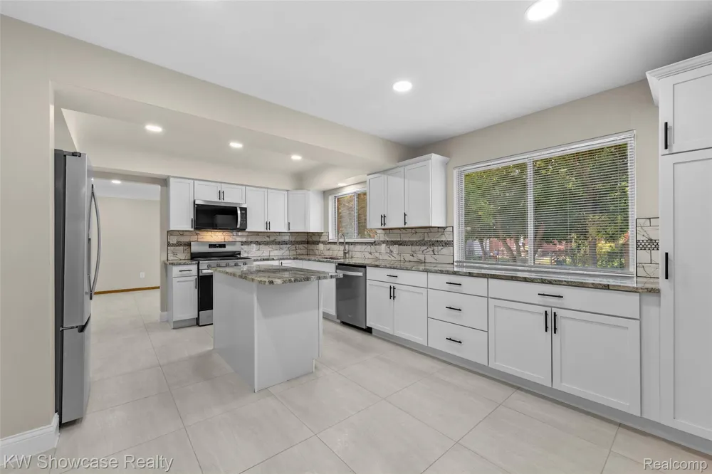 8362 Sunburst Center Line City, MI 48015