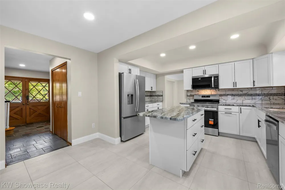 8362 Sunburst Center Line City, MI 48015