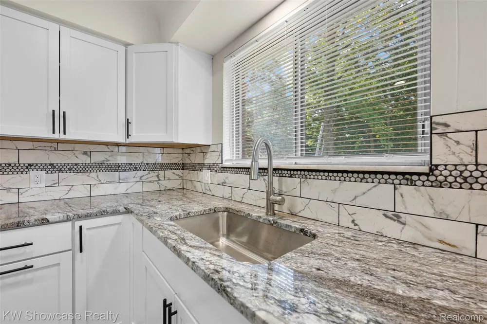 8362 Sunburst Center Line City, MI 48015