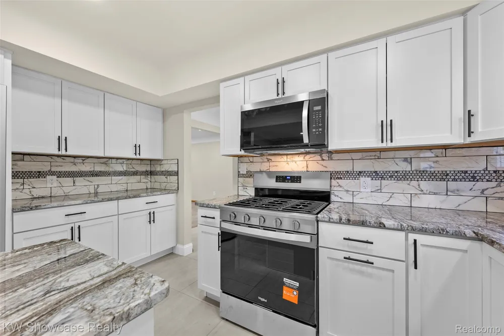 8362 Sunburst Center Line City, MI 48015