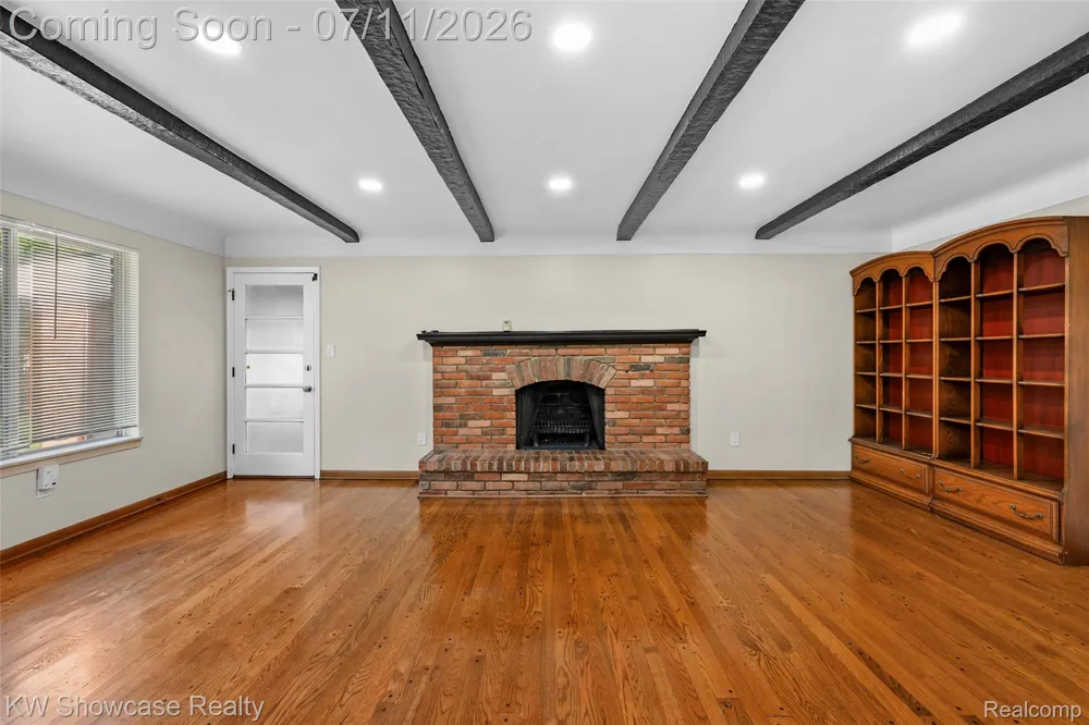 8362 Sunburst Center Line City, MI 48015