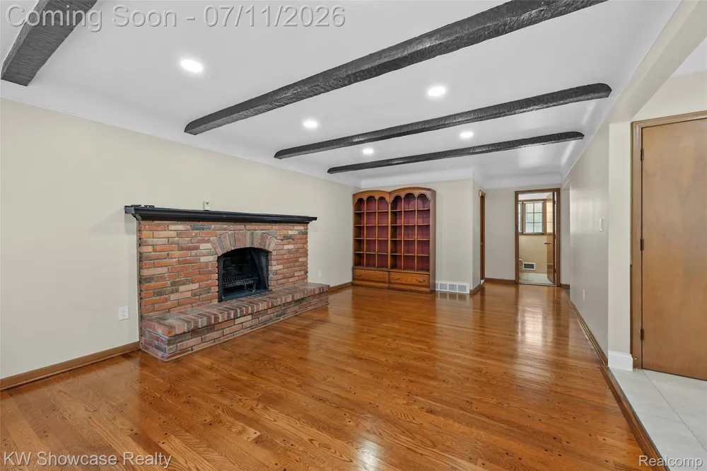 8362 Sunburst Center Line City, MI 48015