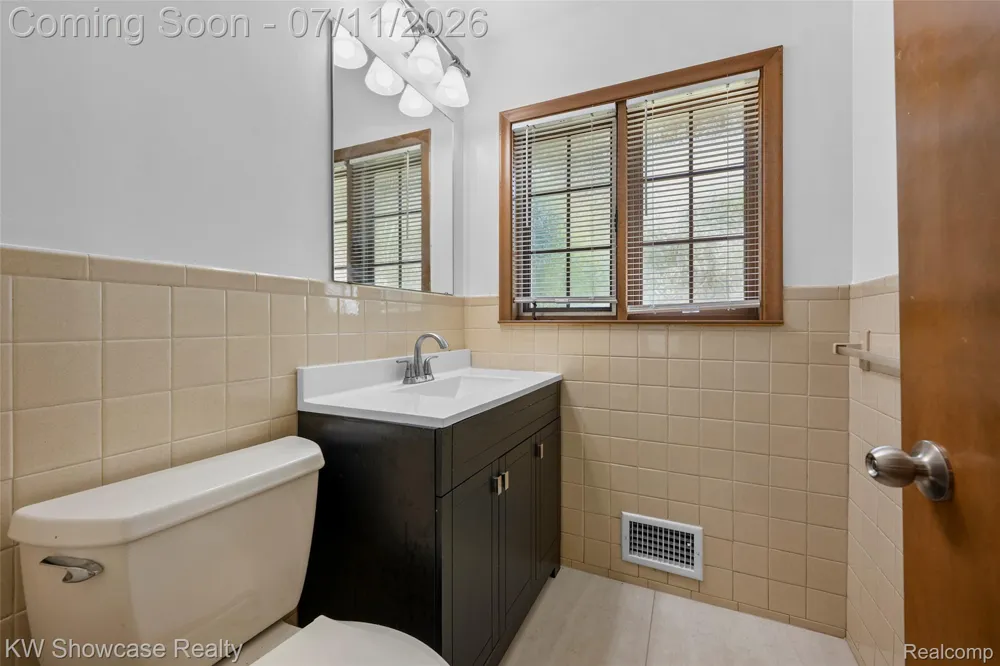 8362 Sunburst Center Line City, MI 48015