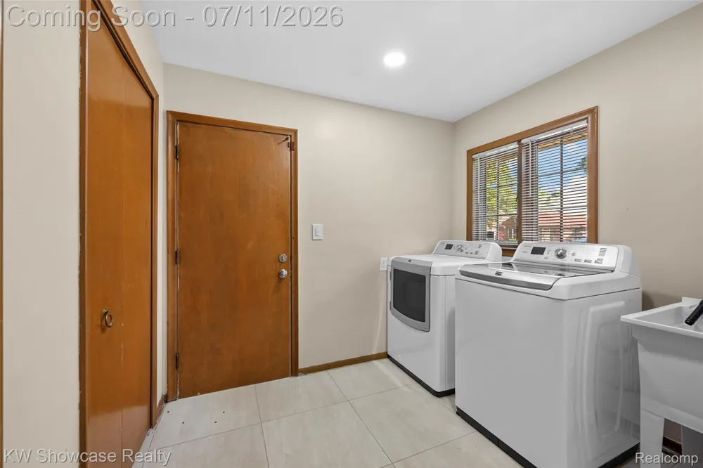 8362 Sunburst Center Line City, MI 48015