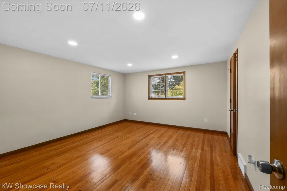 8362 Sunburst Center Line City, MI 48015