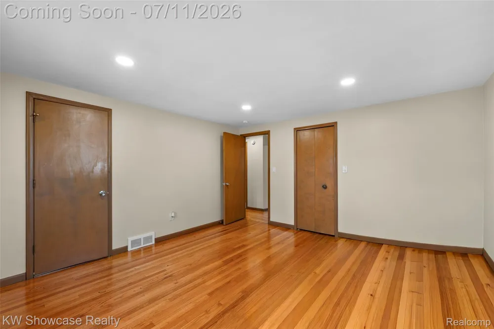 8362 Sunburst Center Line City, MI 48015