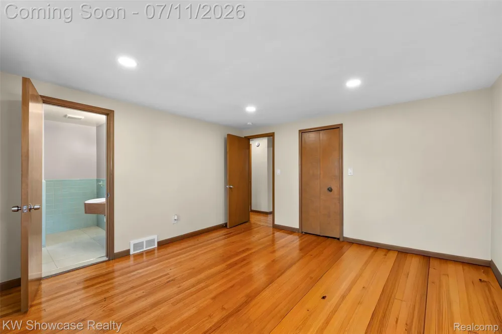 8362 Sunburst Center Line City, MI 48015
