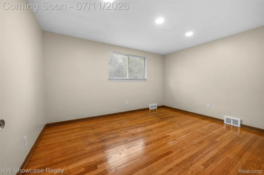 8362 Sunburst Center Line City, MI 48015