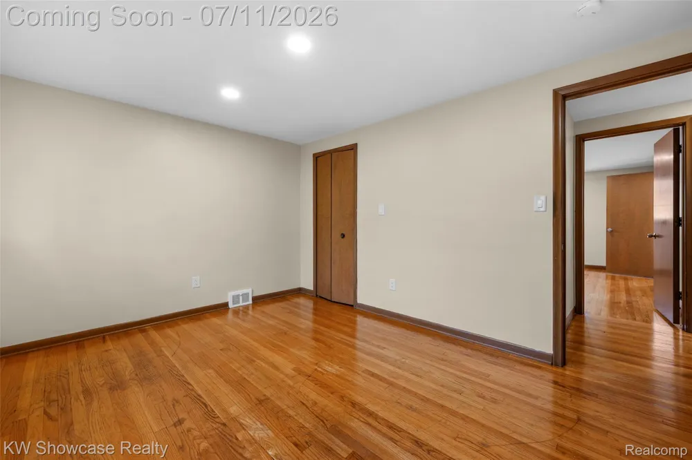 8362 Sunburst Center Line City, MI 48015