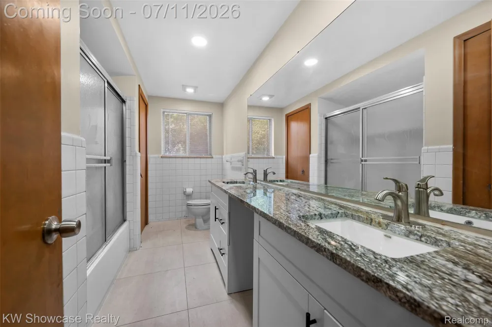 8362 Sunburst Center Line City, MI 48015