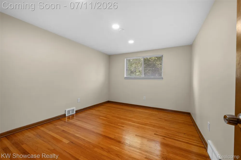 8362 Sunburst Center Line City, MI 48015