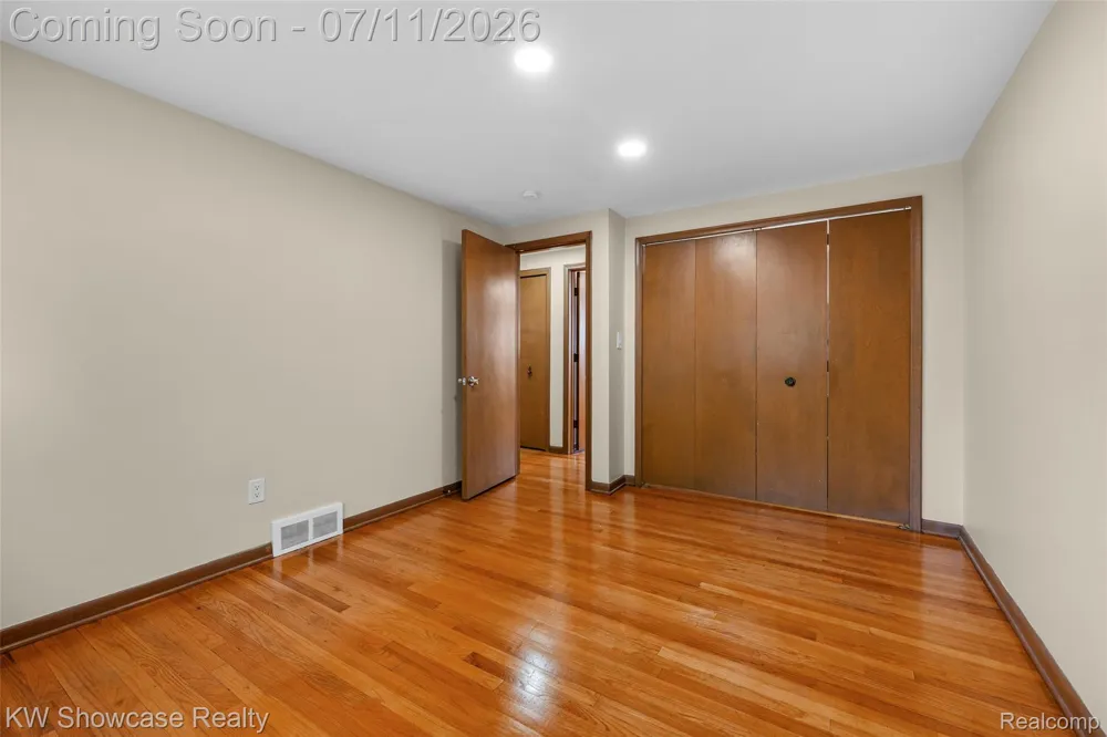 8362 Sunburst Center Line City, MI 48015