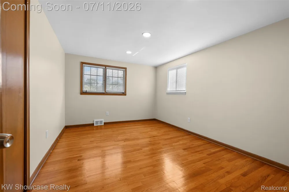 8362 Sunburst Center Line City, MI 48015