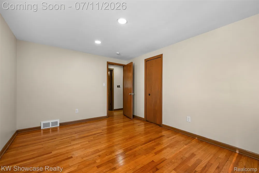 8362 Sunburst Center Line City, MI 48015