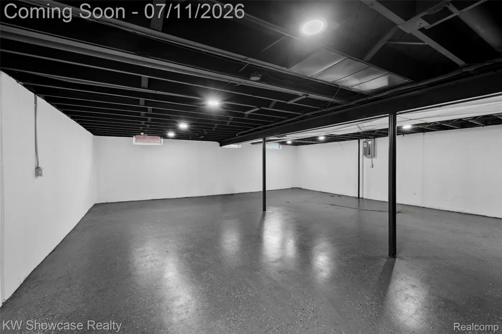 8362 Sunburst Center Line City, MI 48015