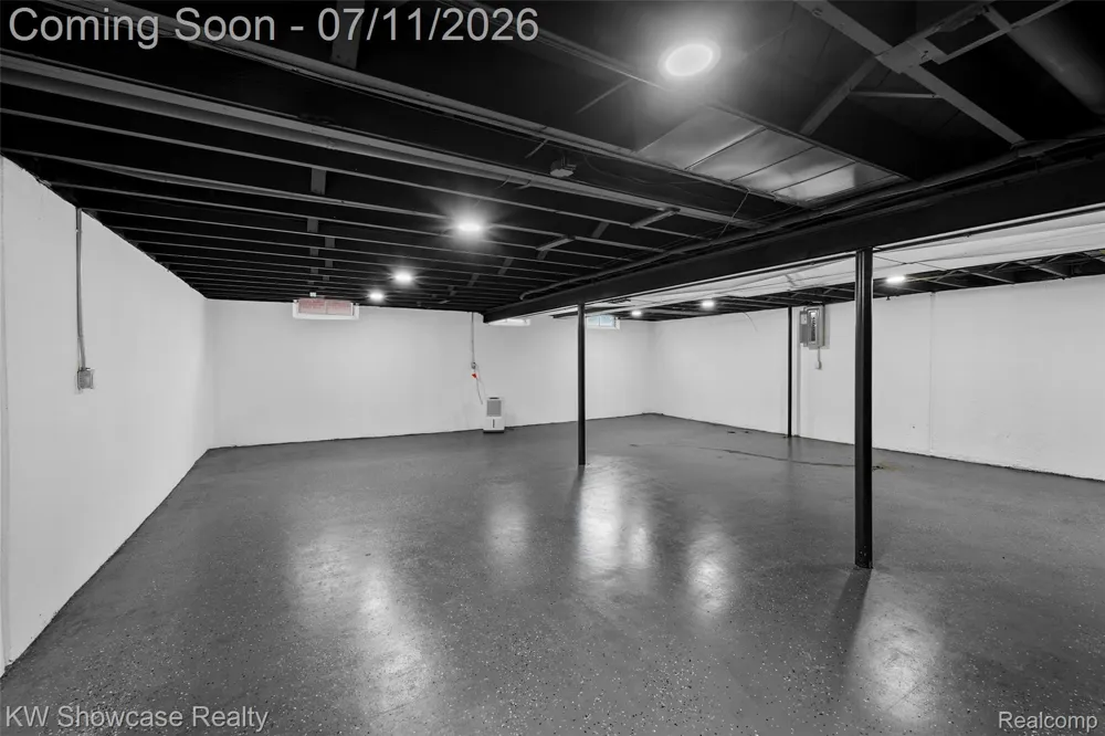 8362 Sunburst Center Line City, MI 48015