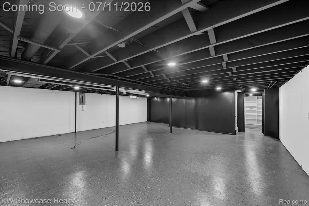 8362 Sunburst Center Line City, MI 48015