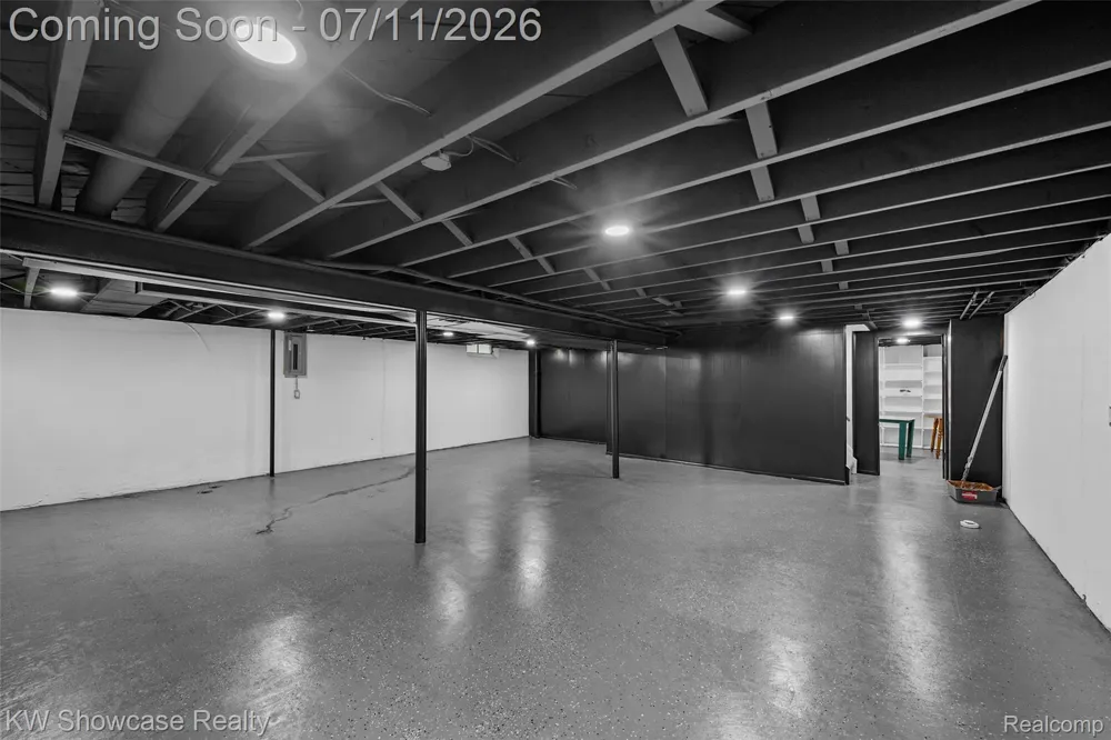 8362 Sunburst Center Line City, MI 48015