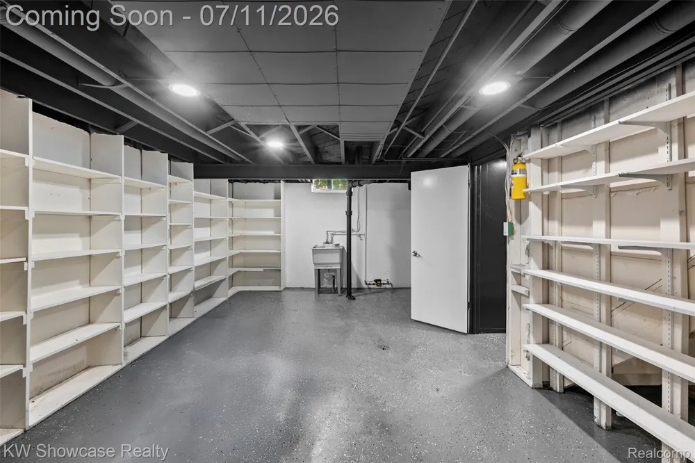 8362 Sunburst Center Line City, MI 48015