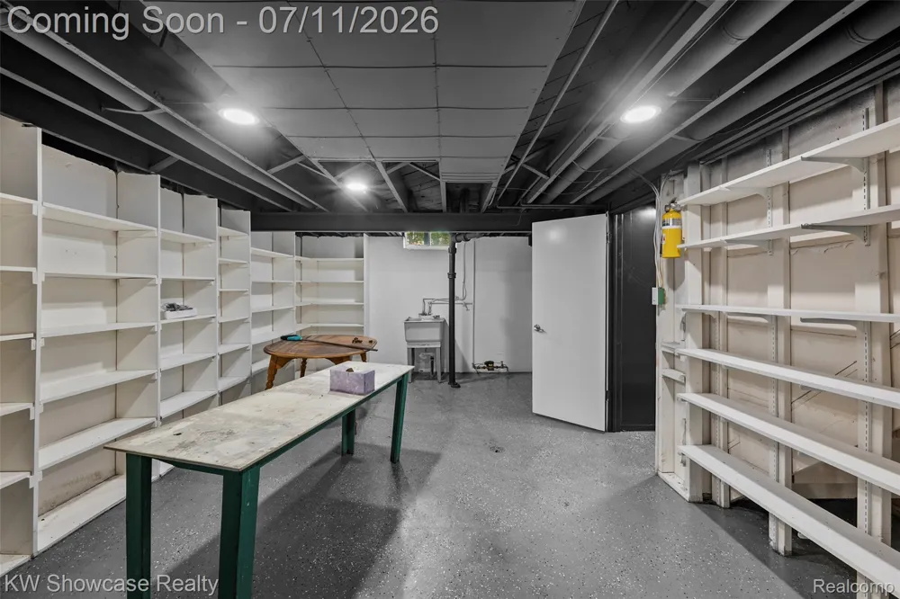 8362 Sunburst Center Line City, MI 48015