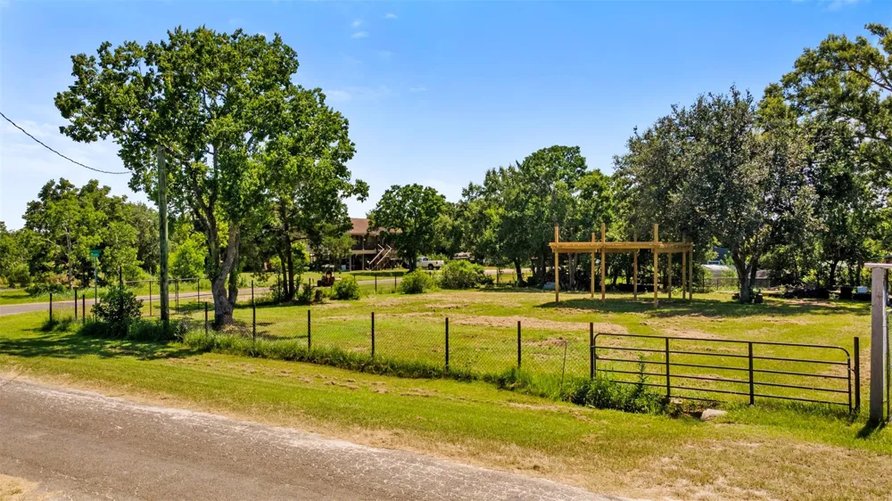 701 Stephenson Avenue Anahuac, TX 77514