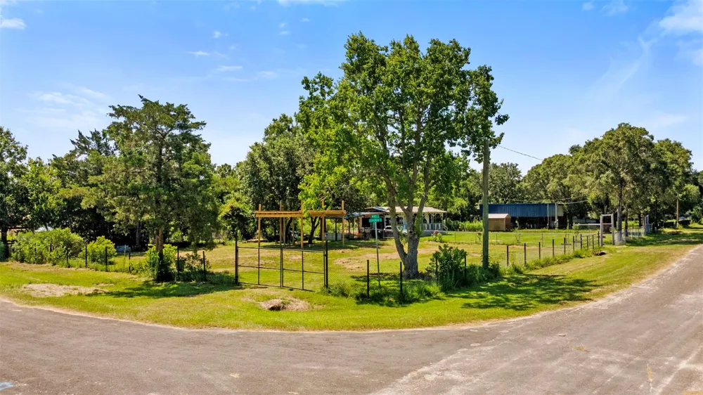 701 Stephenson Avenue Anahuac, TX 77514