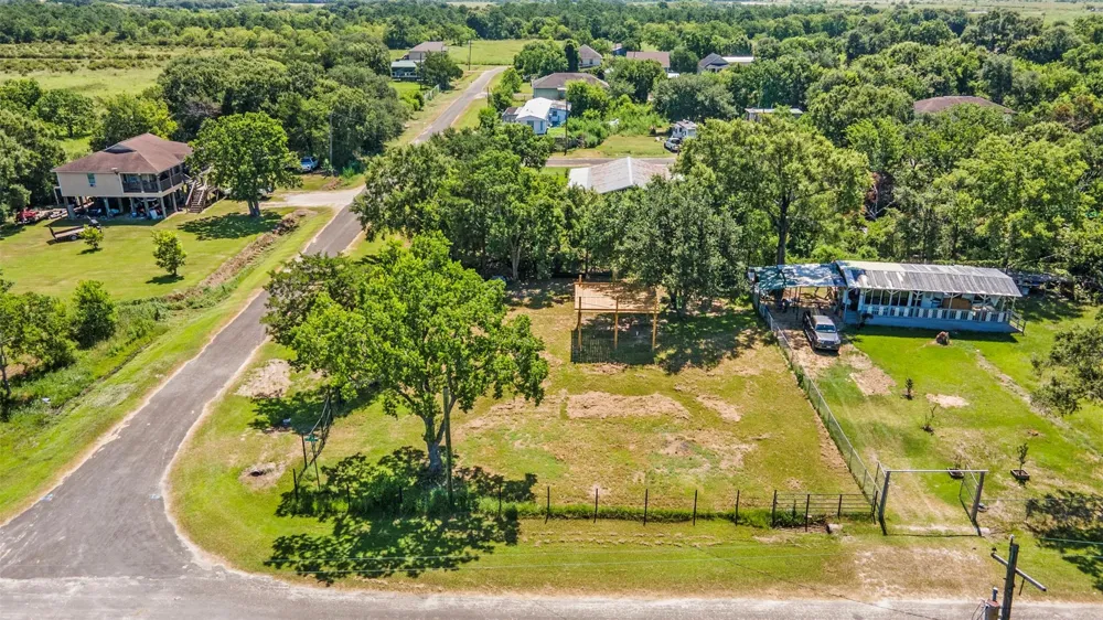 701 Stephenson Avenue Anahuac, TX 77514