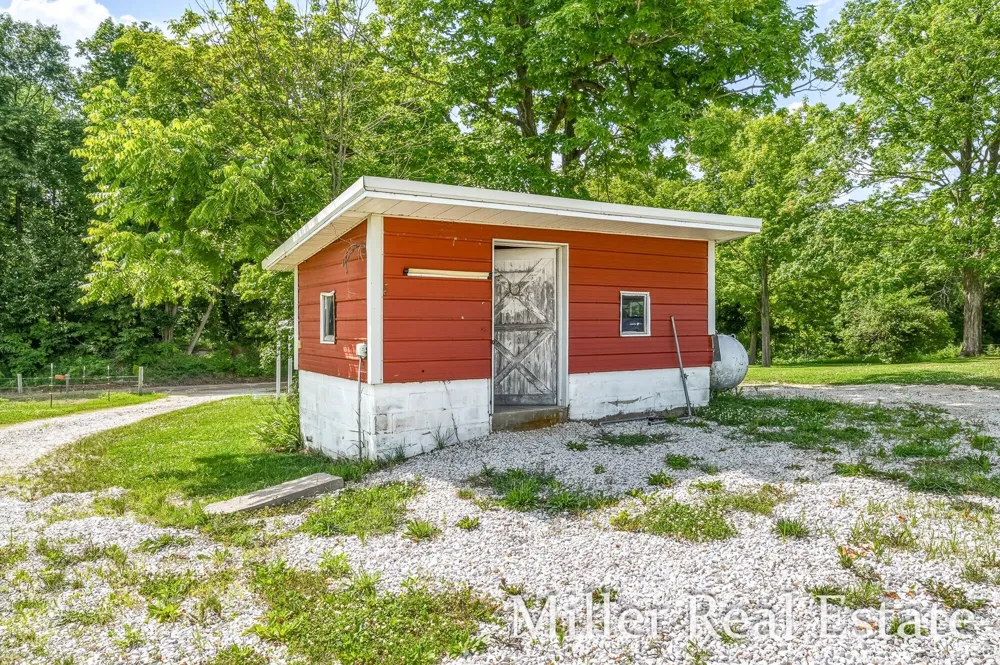 9607 S Barryville Road Dowling, MI 49050