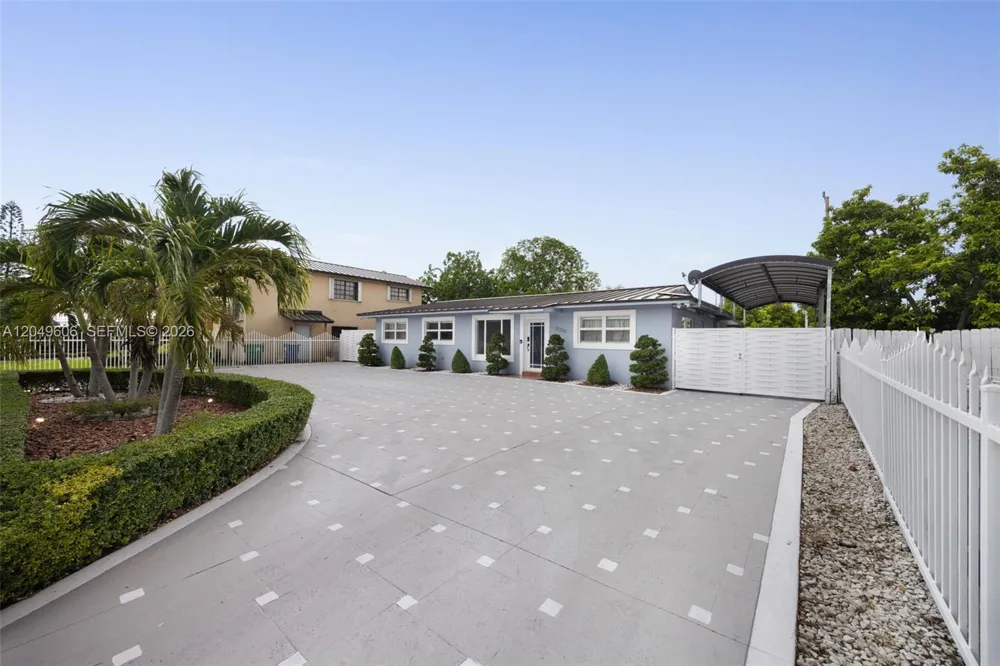 17370 NW 52nd Pl Miami Gardens, FL 33055