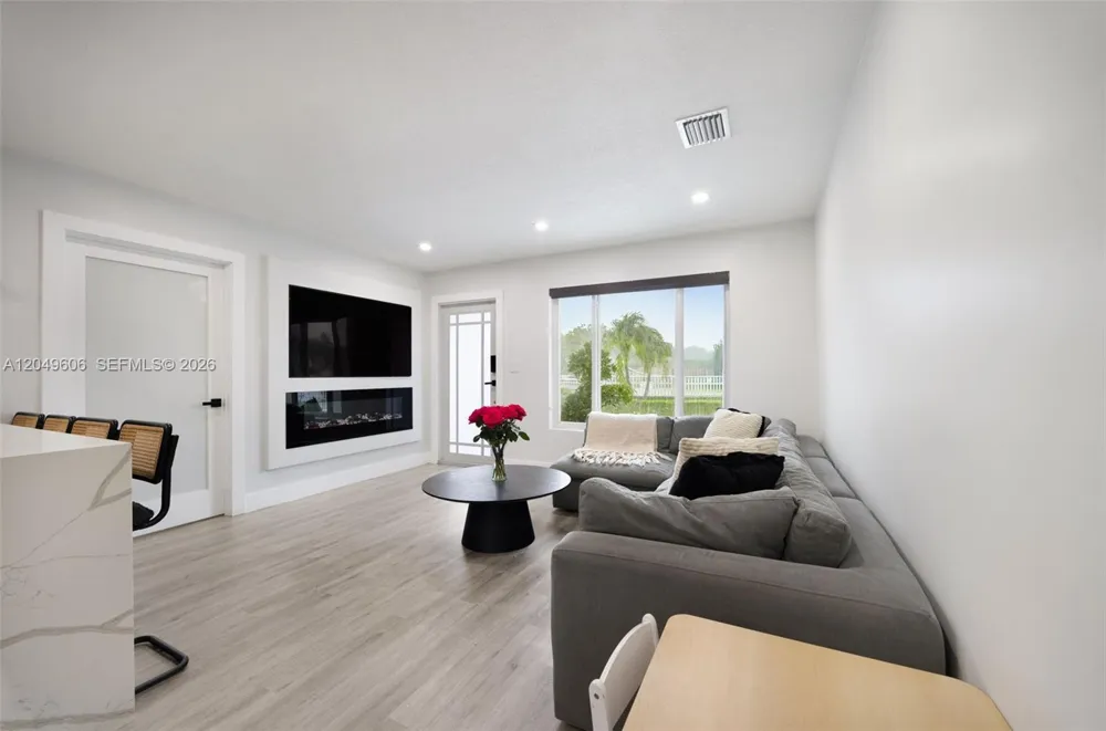 17370 NW 52nd Pl Miami Gardens, FL 33055