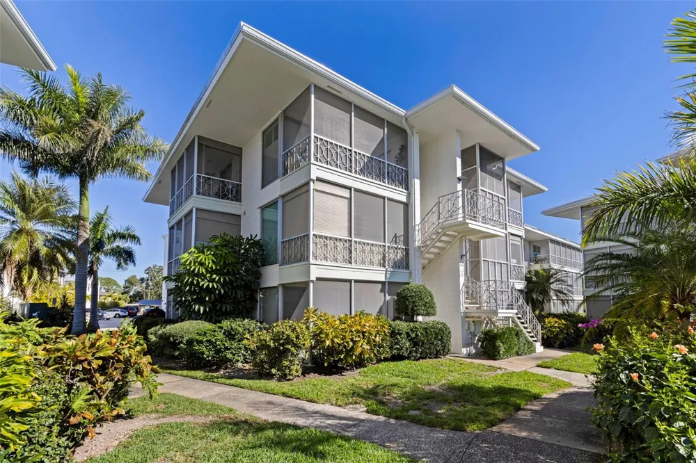 1036 NORTH SHORE DRIVE NE #1 St Petersburg, FL 33701